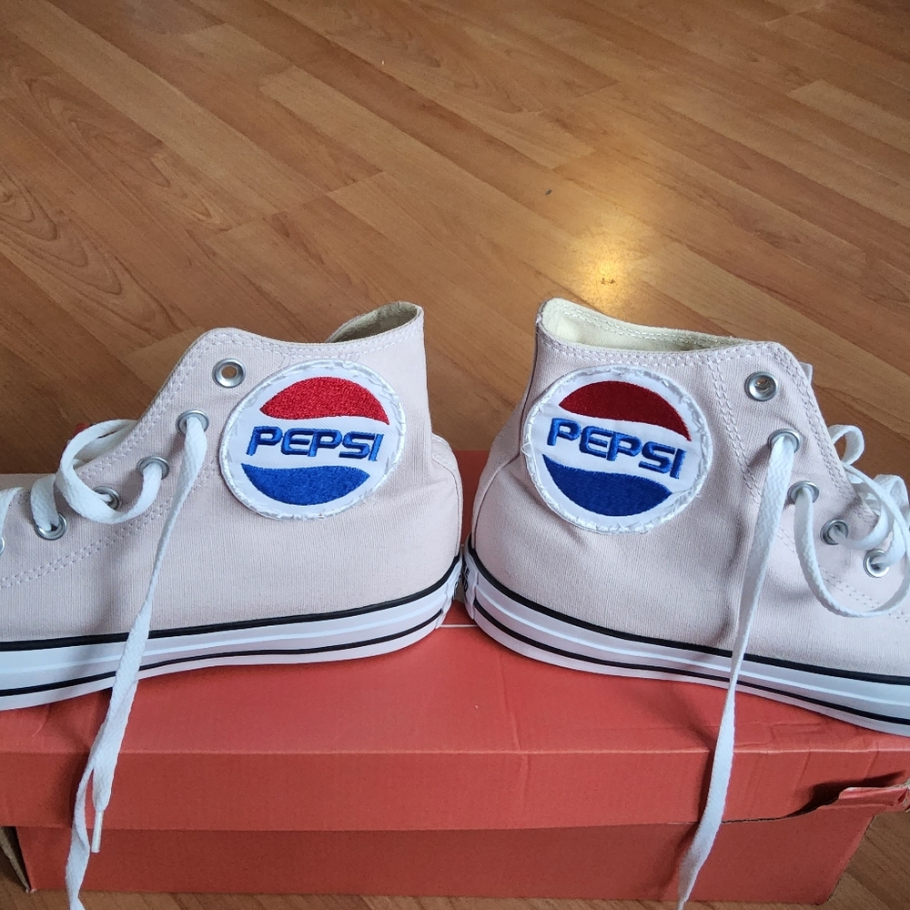 Mens unique salmon coloured Converse with Pepsi design. SizeUK 11. - Picture 4 of 6